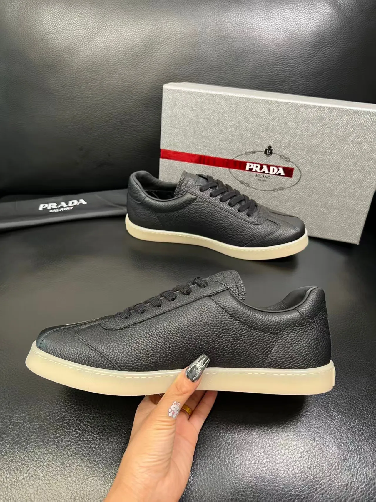 P380 38-45 Prada Prada’s new men’s leather sneakers, the highest version on the market, any comparison is welcome🆚! The original leather has excellent texture and is super high-end! Fetal sheep net lining imported from Italy, removable pad! Luxurious materials and fine workmanship, highly recommended! No. 058